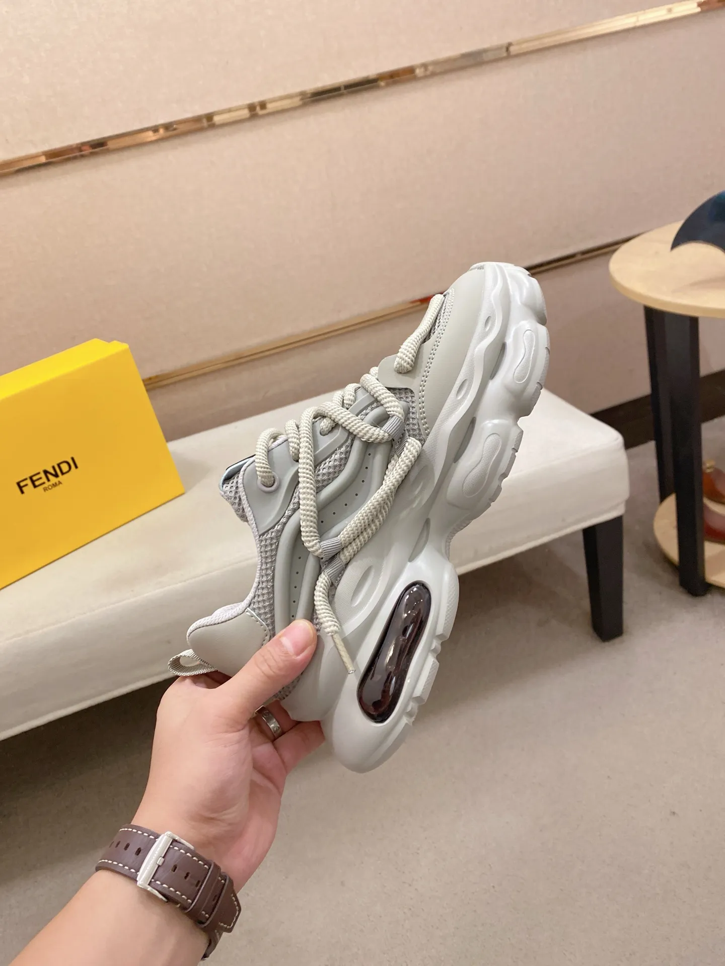 Men's shoes 💰 480💰 (fendi) New style 👊🏻 upper 🇮🇹 imported cowhide fabric 🇩🇪 lining imported sheepskin lining. The original outsole is molded to highlight the identity of every man, and the upper foot is elegant and stable🚶🏻🚶🏻The high-end custom counters reproduce the original version📯No matter the wind or rain, the shoe last remains unchanged and can withstand the verification of time🔍️,🔵 Size: 38-44
